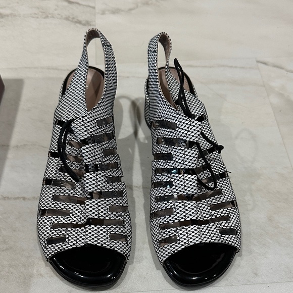 BeautiFeel Black and White Patterned Sandals - Picture 1 of 4